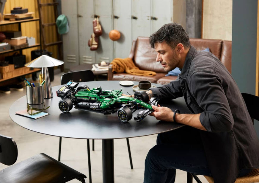 Detail 3: LEGO Technic 42240 Aston Martin Aramco AMR25 F1 Auto